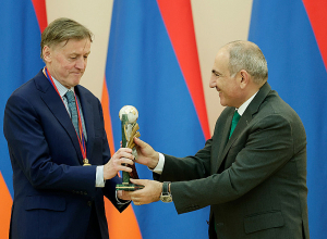 Վարչապետը բարձր տեխնոլոգիաների ոլորտում համաշխարհային ներդրման համար ՀՀ պետական մրցանակը հանձնել է Վինսենթ Ռոշին