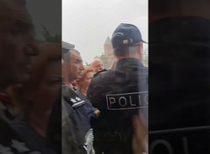 Քաղաքապետարանի բոլոր մուտքերը փակ են, իսկ աշխատակիցները չեն կարողանում ներս մտնել շենք