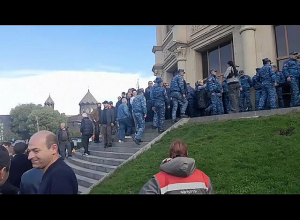 Երկու ավտոբուս ոստիկան ժամանեց Գյումրու քաղաքապետարանի շենք