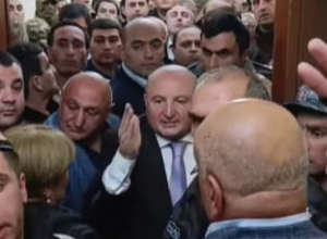 Վարդան Ղուկասյանը դուրս եկավ, դիմեց քաղաքացիներին․ գնում ենք, ոչինչ չենք արել, ամեն ինչ նորմալ կլինի