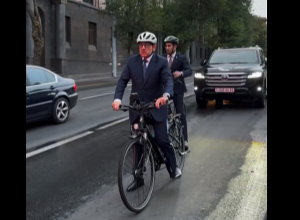 Աշխատանքի՝ հեծանիվով․ Փաշինյան