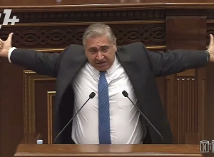 Մի հատ հլը գնացեք Բագրատաշեն ու տեսեք՝ կա՞ ճգնաժամ, թե՝ չէ, դատարկ շոուներ եք սարքում․ Խաչատրյան