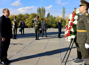 Վրաստանի պաշտպանության նախարարն այցելել է Հայոց ցեղասպանության զոհերի հուշահամալիր