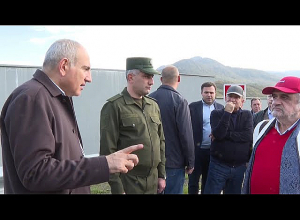 «Ծառայությունը իրականացվում է առանց սաղավարտների՞»․ Փաշինյանը՝ Կիրանցի պատի մոտ