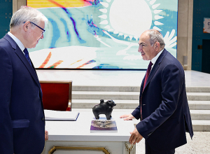 Փաշինյանը Ղազախստանի ազգային թանգարանին է նվիրել Արտաշատում պեղված 1-2 դարերի գինու մատուցման անոթ