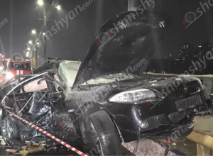 Կիևյան կամրջի վրա բախվել են «Nissan X-Trail»-ը, «Mercedes»-ը ու «BMW»-ն․ վերջինը հայտնվել է կամրջի երկաթե պատնեշի վրա․ կա 1 զոհ, 3 վիրավոր