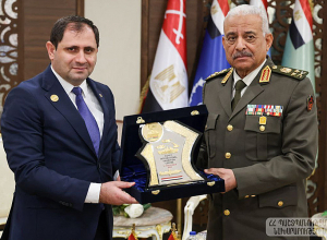 Սուրեն Պապիկյանը հանդիպել է Եգիպտոսի պաշտպանության նախարարի հետ