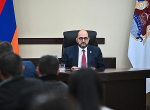 Արայիկ Հարությունյանը Աբովյանի համայնքապետարանում հանդիպել է ԼՂ-ից տեղահանված քաղաքացիներին