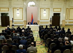 Փաշինյանը հանդիպել է Սանկտ Պետերբուրգի հայ համայնքի ներկայացուցիչների հետ