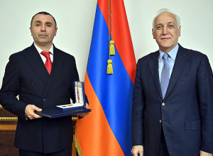 Վահագն Խաչատուրյանը Հայաստանի ֆուտզալի ազգային հավաքականի գլխավոր մարզիչ Ռուբեն Նազարեթյանին պարգևատրել է Մովսես Խորենացու մեդալով