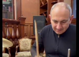 Ուրախ, ռիթմերով լիքը Նոր տարի․ Փաշինյան