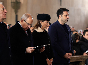 Վարչապետը տիկնոջ հետ ներկա է գտնվել Սուրբ Ծննդյան պատարագին