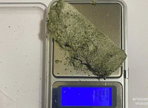 Փաստաբանի մոտ հայտնաբերվել են թմրամիջոցների նմանվող զանգվածներ