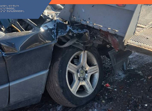 Ավտոմեքենան դուրս է եկել ճանապարհի երթևեկելի հատվածից և բախվել կայանած ավտոքարշակին