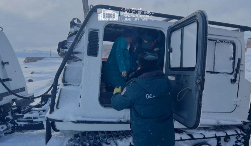 Փրկարարներն-ու-պարեկները-մայրացած-կնոջը-նորածնի-հետ-տեղափոխեցին-տուն-1024x683