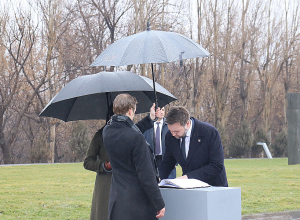 ԱՄՆ փոխնախագահը գրառում է կատարել Հայոց ցեղասպանության թանգարանի Պատվավոր հյուրերի հուշամատյանում (լուսանկարներ)