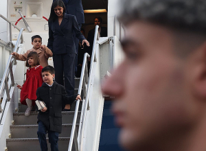 Խորհրդանշական էր տեսարանը, երբ փոխնախագահի որդին ինքնաթիռի շարժասանդուղքով իջնում էր՝ գիրքը ձեռքին․ նախագահի աշխատակազմ