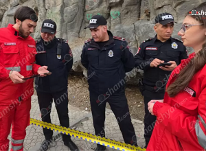 Սուրբ Սարգիս եկեղեցու դիմաց, դեպի ձոր իջնող աստիճանների մոտ հայտնաբերվել է տղամարդու մարմին