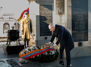 Վարչապետը Վարշավայում այցելել է Անհայտ զինվորի հուշահամալիր (լուսանկարներ)