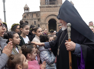 Մայր Աթոռում նշվեց Ծաղկազարդը․ Ամենայն Հայոց Կաթողիկոսը օրհնեց մանուկներին
