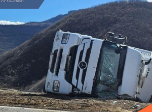 Բեռնատարը դուրս է եկել ճանապարհի երթևեկելի հատվածից և կողաշրջվել