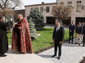 Կոզեռնի հանգստարանի ննջեցյալների եւ հոկտեմբերի 27-ի ոճրագործության զոհերի հիշատակին նվիրված հոգեհանգստյան կարգ՝ ԱԺ այգում