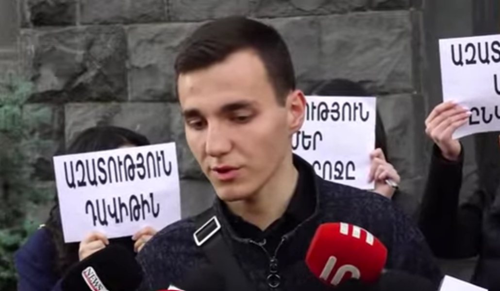 Ազատ արձակե՛ք Դավիթին. 18-ամյա երիտասարդի ընկերները դատախազության մոտ ակցիա են անում․ ուղիղ (տեսանյութ)