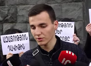 Ազատ արձակե՛ք Դավիթին. 18-ամյա երիտասարդի ընկերները դատախազության մոտ ակցիա են անում․ ուղիղ