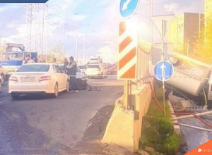 Բեռնատարը շրջվել է, երկաթբետոնե սյունն ընկել է մարդատար մեքենայի վրա․ ՆԳՆ