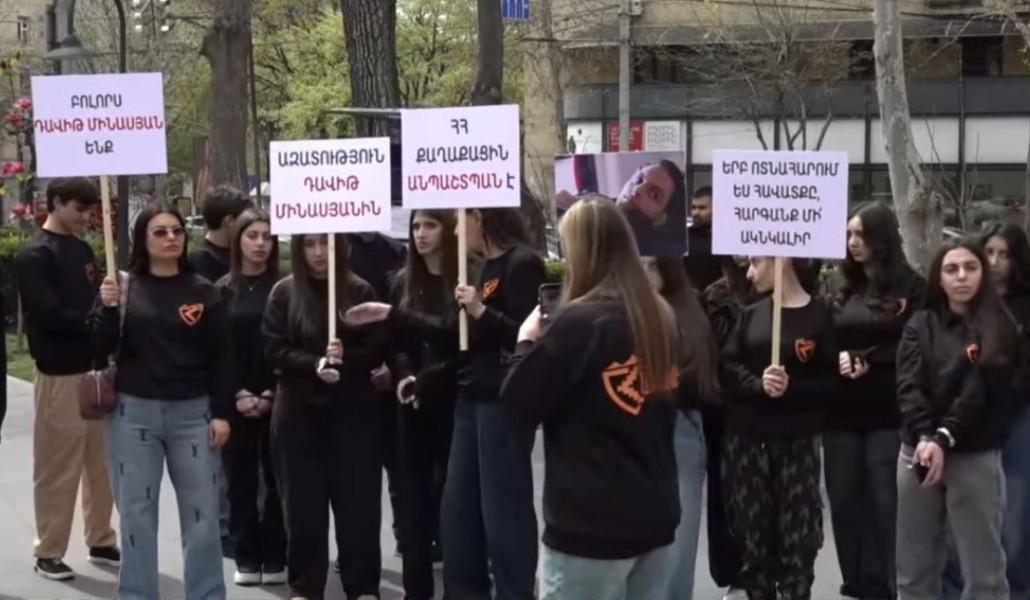 Լուռ ակցիա Սուրբ Աննա եկեղեցու բակում` ի պաշտպանություն Դավիթ Մինասյանի (տեսանյութ)