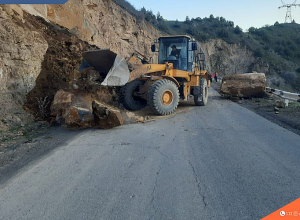 Քարաթափում Մ-2 ավտոճանապարհից Ջերմուկ քաղաք տանող ճանապարհին