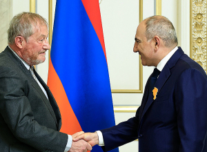 Փաշինյանն ընդունել է Ֆրանսիայի Սենատի Ֆրանսիա-Հայաստան բարեկամական խմբի ղեկավարի գլխավորած պատվիրակությանը
