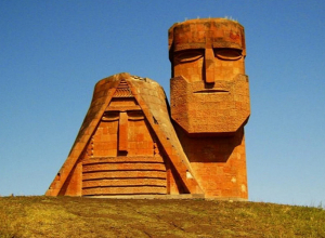 Ահազանգ Արցախի՝ «Մենք ենք, մեր սարերը» հուշարձանը ոչնչացնելու մասին