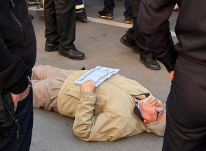 Պառկած ակցիա՝ «Չքաղաքացու օր» պաստառով