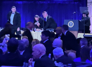 Թրամփի մասնակցությամբ ընդունելության ժամանակ հրաձգություն է տեղի ունեցել