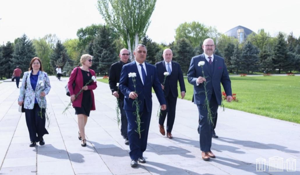 l-0x66wh-800x467z-0.9825