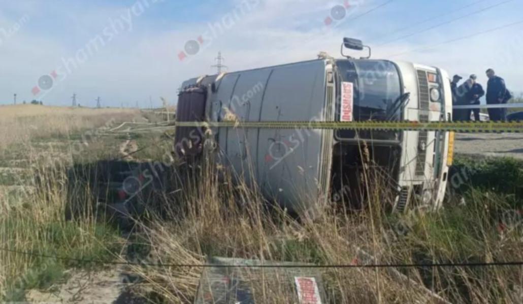 Մասիս-Հովտաշատ երթուղին սպասարկող ավտոբուսը կողաշրջվել է․ կան վիրավորներ, այդ թվում՝ հղի կին