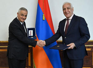 Վահագն Խաչատուրյանը Մհեր Գրիգորյանին է հանձնել պետական բարձր պարգև