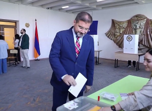 Արման Բաբաջանյանը քվեարկել է Երևանի 8/09 ընտրական տեղամասում