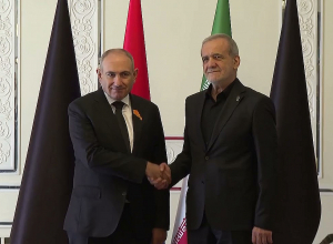 Փաշինյանը հանդիպել է Իրանի նախագահի հետ