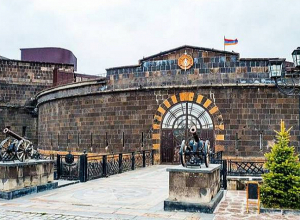 Գյումրու «Սև Բերդ» ամրոցի տարածքում 12-ամյա պատանի է մահացել․ «Առավոտ»