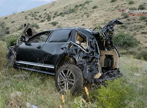 «Volkswagen Tuareg»-ը «Չայնիի» ոլորաններում մոտ 250 մետր գլորվելով բախվել է քարերին և հայտնվել ձորում. կա զոհ
