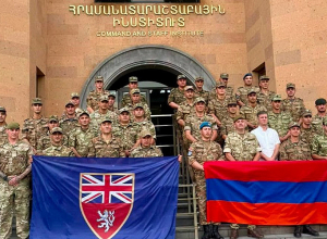 Գնդապետ Սթիվեն Գարմորին ավարտական վկայականներ է հանձնել 27 հայ զինծառայողի