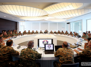 ԶՈՒ ԳՇ պետը հանդիպել է զորամասերի հրամանատարների հետ