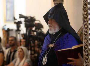 Աննկուն պիտի լինենք և միասնաբար համառ ու տևական ջանքեր ներդնենք, որ դադարեն անիրավությունները մեր երկրում․ Կաթողիկոս