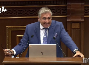 Էս Ալմաթիի հռչակագիրը, էս էլ` Տեր-Պետրոսյանի ստորագրությունը, ու՞ր ա պահանջ սահմանների մասին
