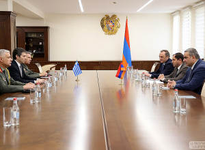 Պապիկյանը գեներալ Խրիստոս Արսենիուին պարգևատրել է «Ռազմական համագործակցության համար» մեդալով