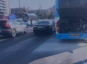 Պարեկները նկատել են Կիևյան կամրջին ծխացող ավտոբուսը, կանխել կրակի տարածումը․ տուժածներ չկան
