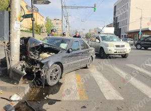Երևանում մեքենան բախվել է երկաթե էլեկտրասյանը. կա վիրավոր